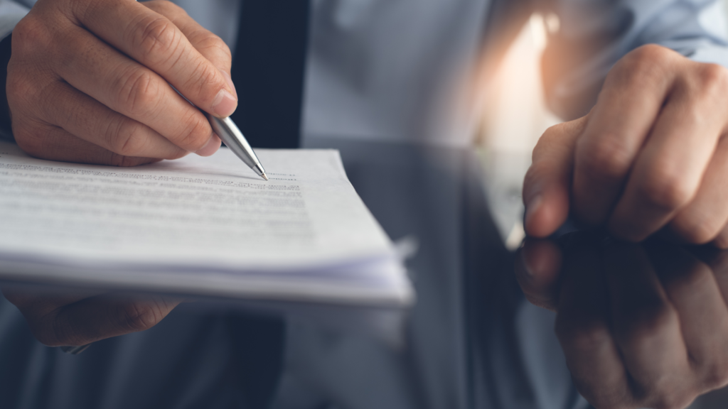 signature d'un devis pour une pompe à chaleur